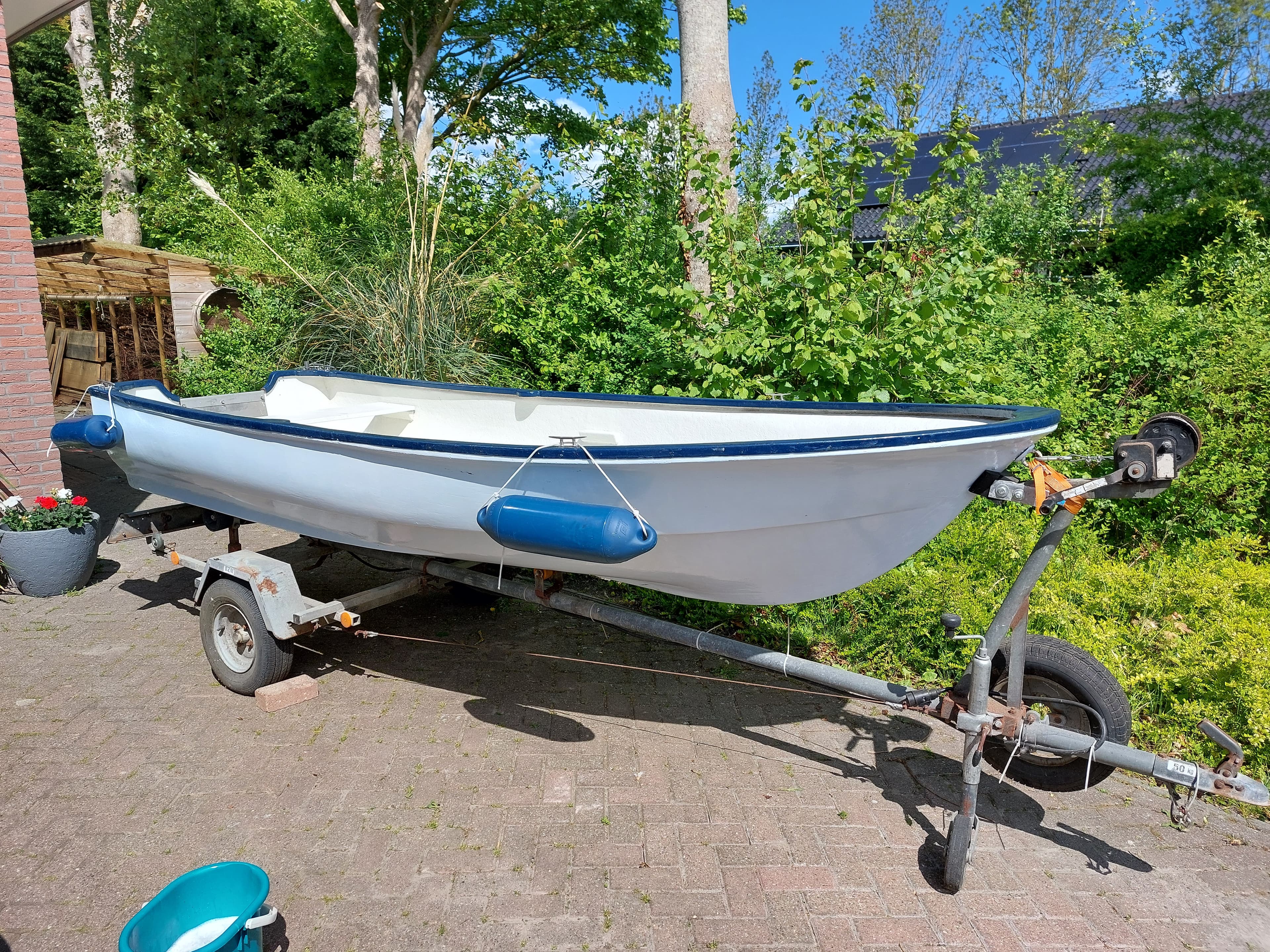 Boot met buitenboordmotor en trailer - Afbeelding 1