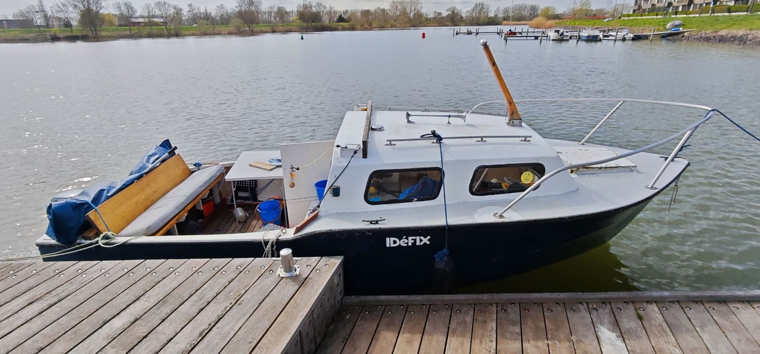 Sympathieke motorboot met 4-takt buitenboordmotor en kajuit - Afbeelding 1