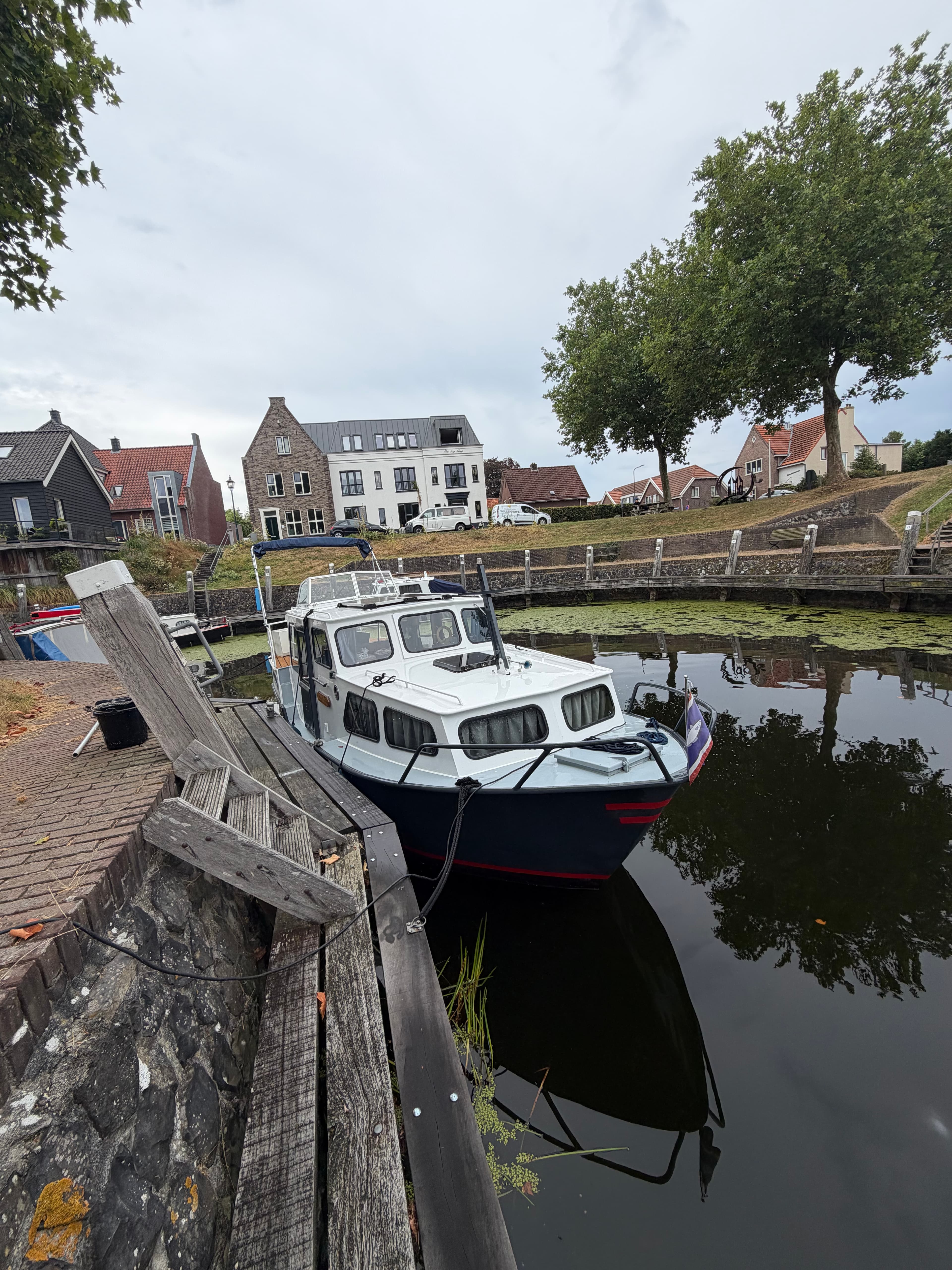 Mooie motorboot 9 meter bij 2,80 veel vernieuwd moet weg - Afbeelding 1