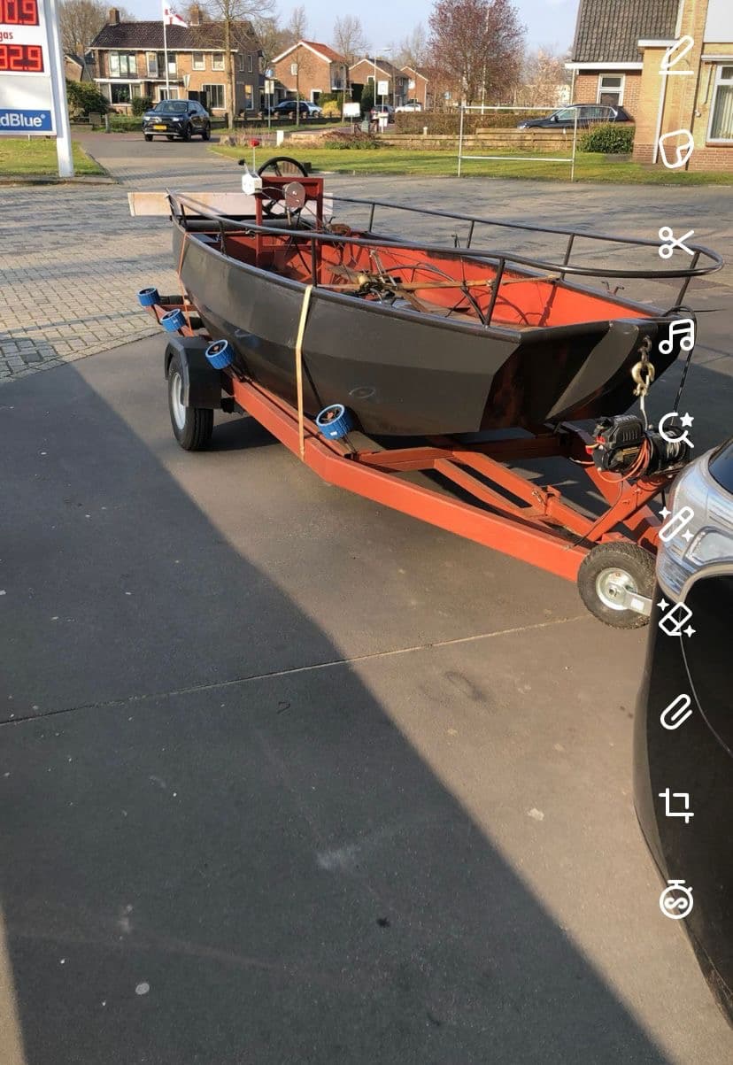 Stalen boot met aanhanger - Afbeelding 1