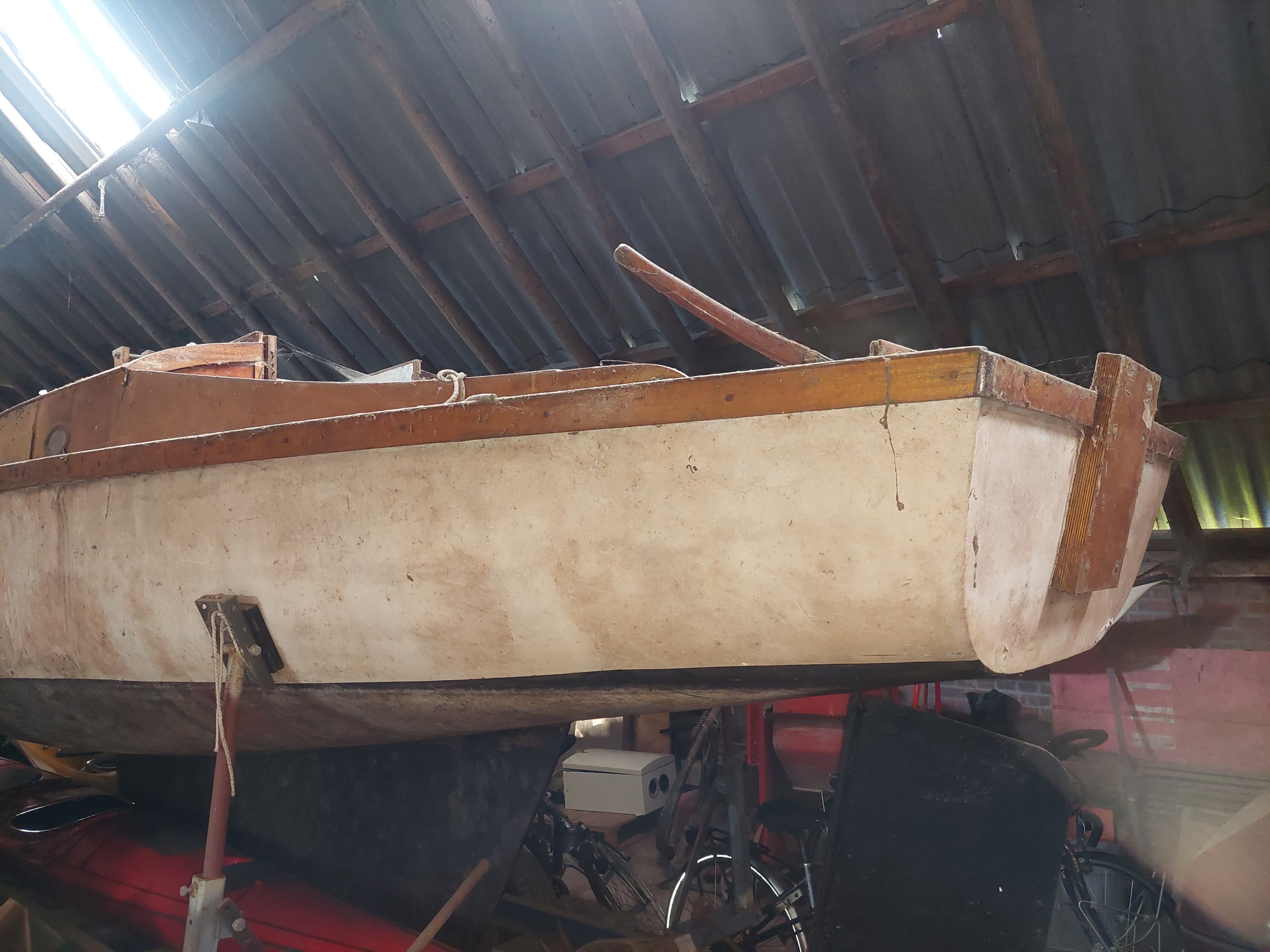 Polyester zeilboot met trailer. - Afbeelding 1
