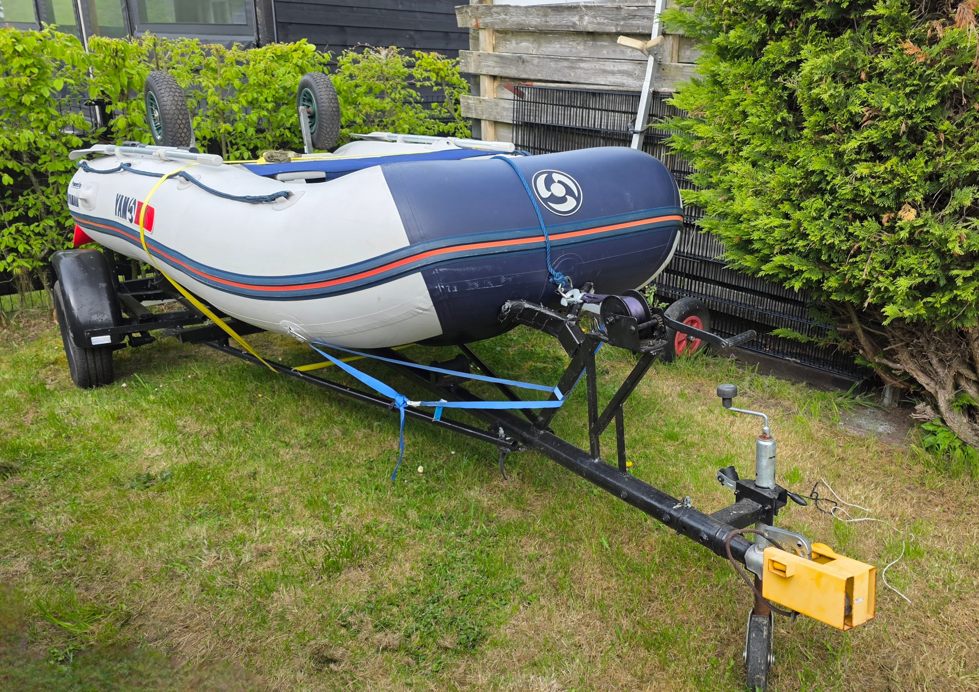 Yamaha /YAM 310S rubberboot + 6PK Mercury motor + trailer + strandtrailer met handlier + boegtrolley + vele extra's - Afbeelding 1