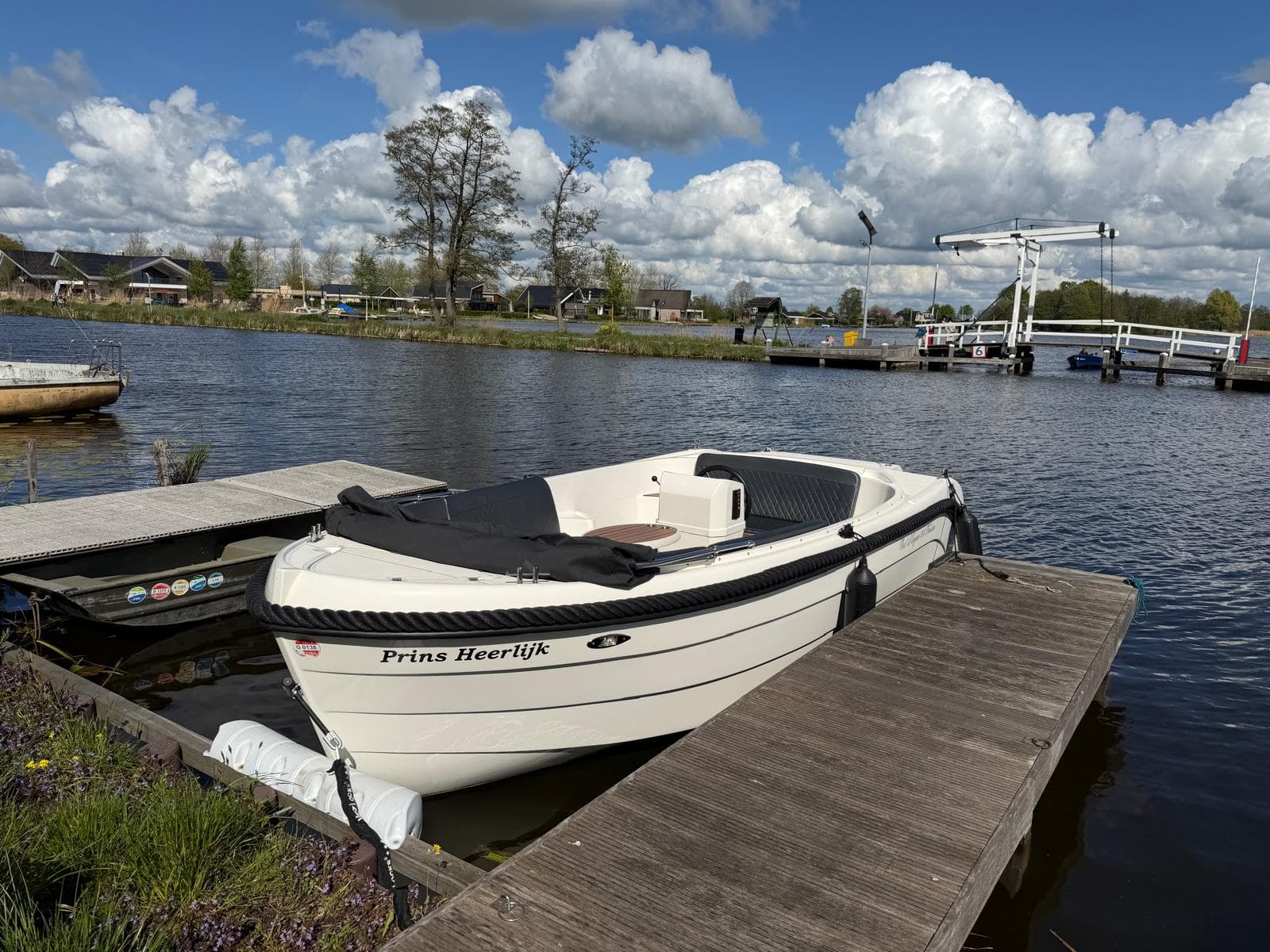 Oud Huijzer 616 - Tender