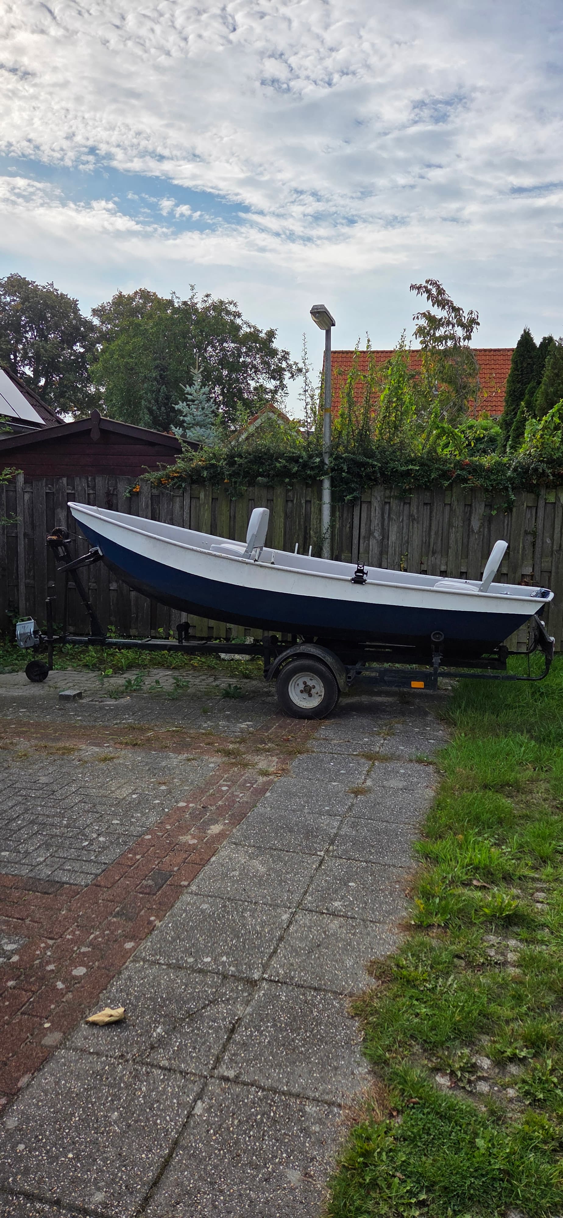 Visbootje inclusief motor,trailer en dieptemeter.