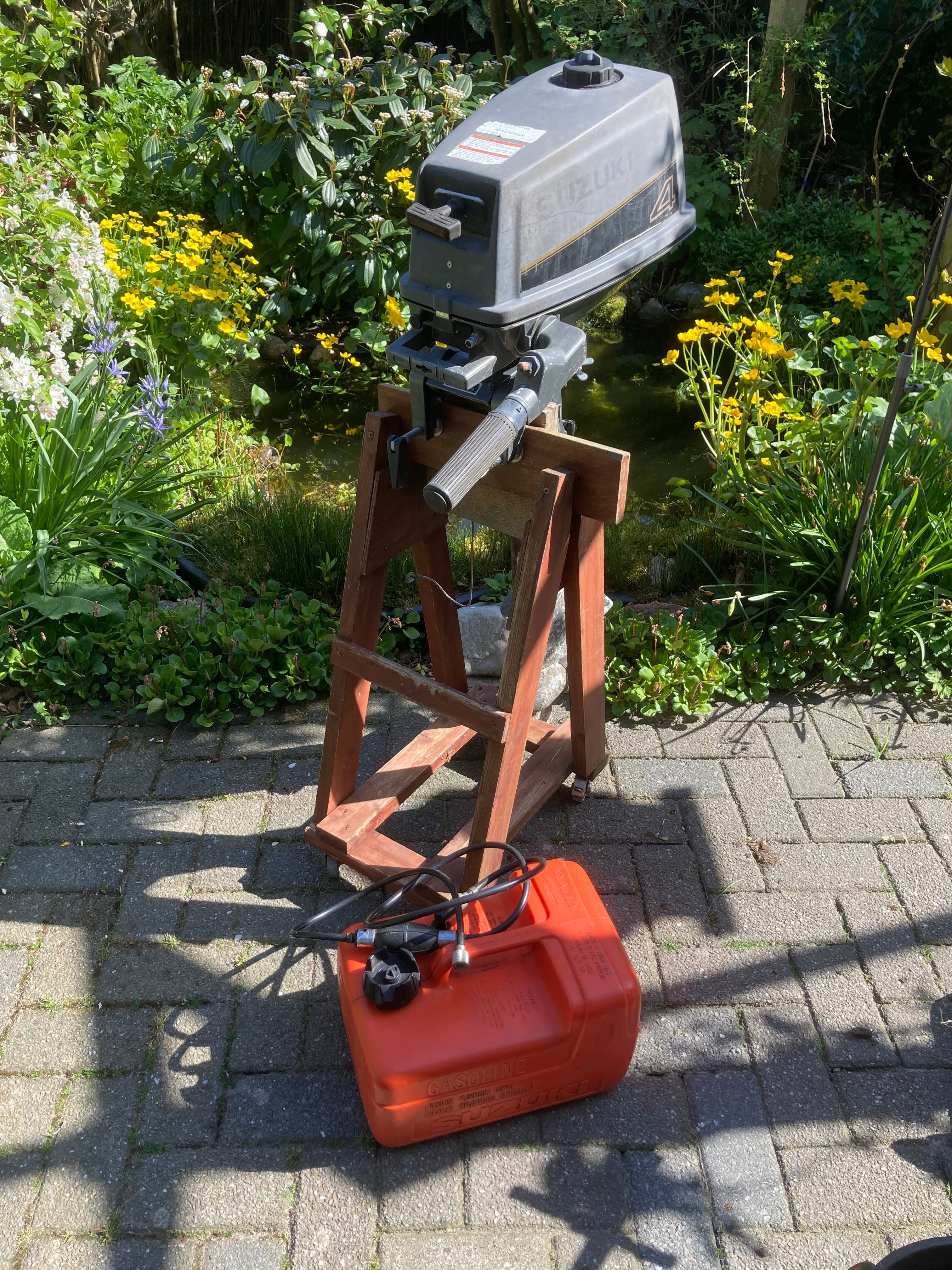 Suzuki buitenboordmotor, 4 pk, 2 takt met benzinetank en bok - Afbeelding 1