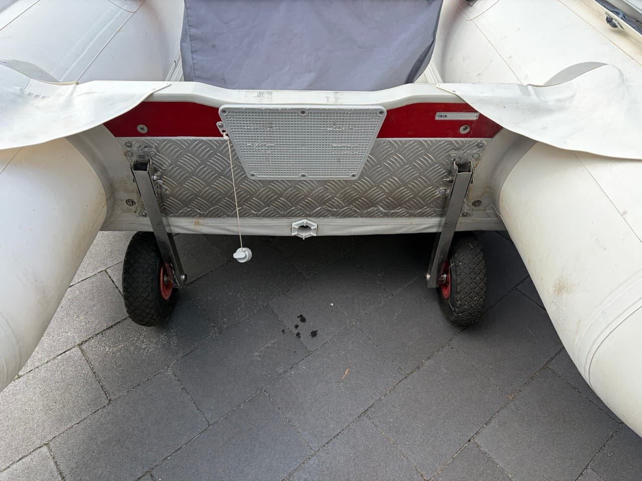 Suzumar DS 390 ALU rubberboot, 6 persoons, strandwielen, met 20pk suzuki