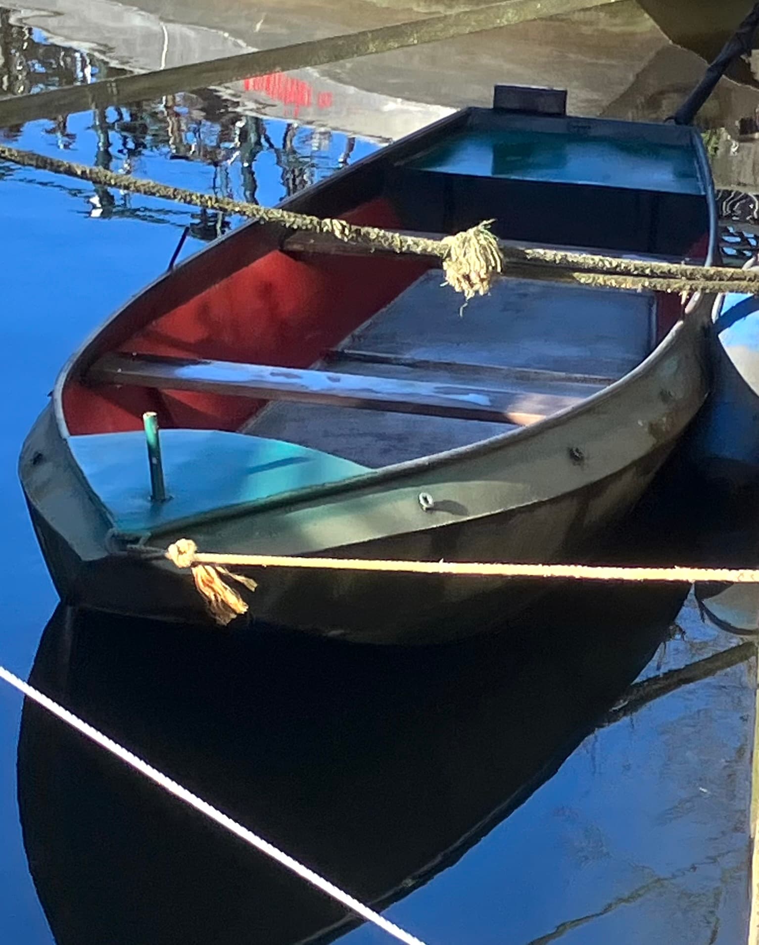 Stalen (roei)boot met buitenboordmotor