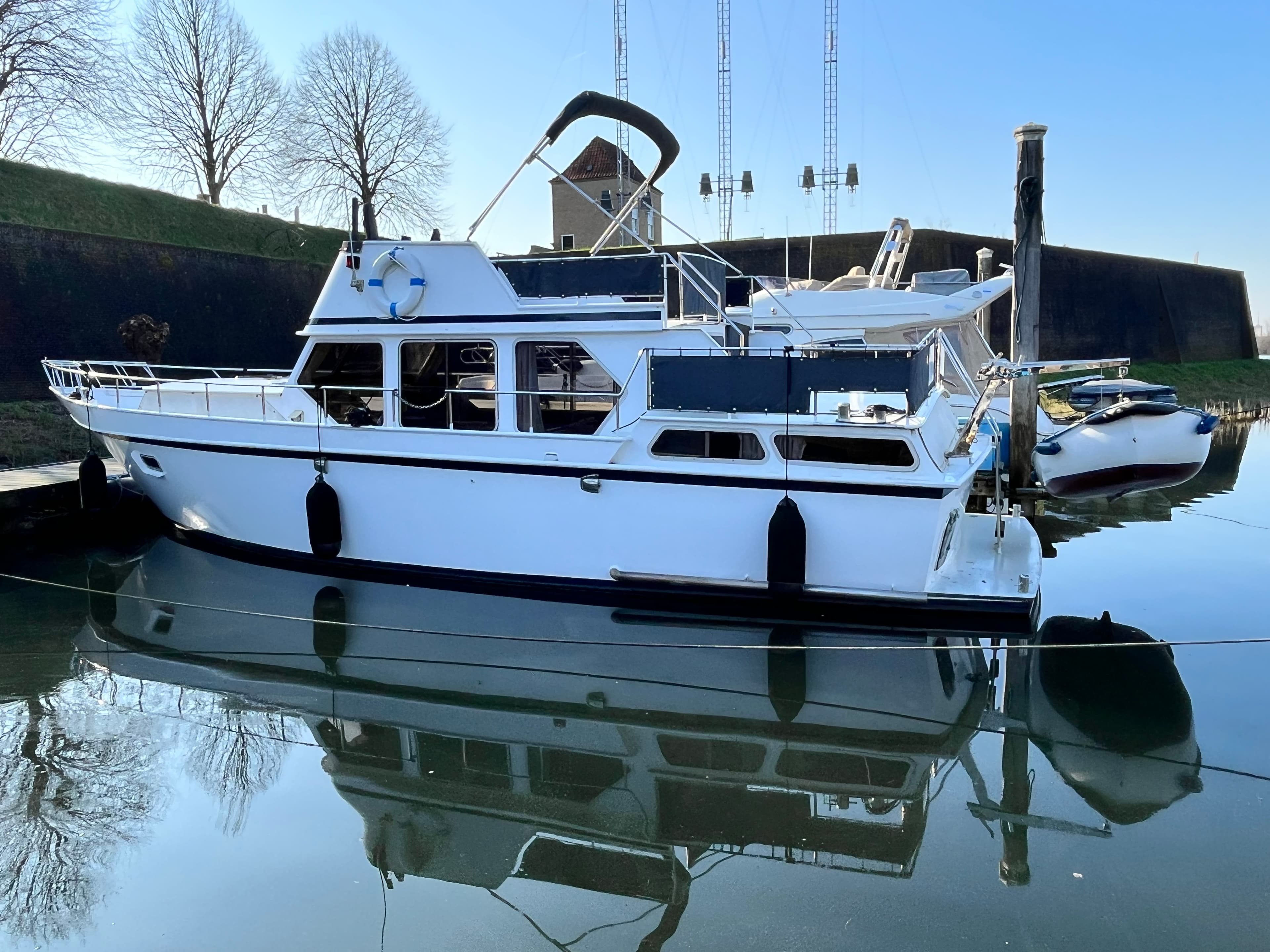 Zuinige en trouwe Tengro Fly + bijbootje, ideaal als woonboot voor jonge starters - Afbeelding 1